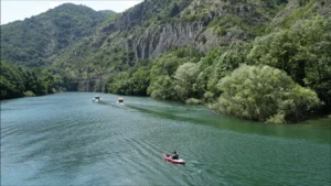 Die besten 1-Personen Luftkajaks im Test - Flussfahrer Matthes im Boot
